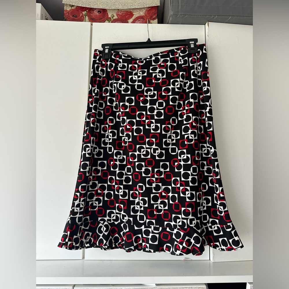 🖤 Requirements Geometric Print Skirt Size S – Black Red White A-Line Ruffle Hem